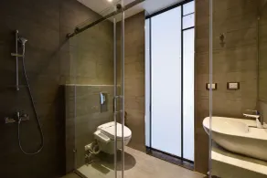 3 Door Hotel - Bathroom