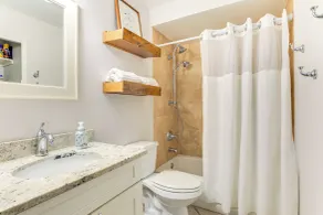 Gulf Views & Pool Access: Bradenton Beach Condo! - Innvendig