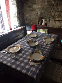 Stone House Heitzler - Essbereich im Zimmer