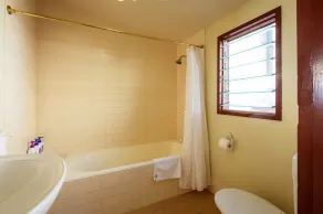 Fremantle Colonial Cottages - Bathroom
