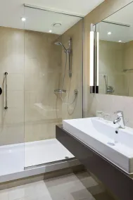 Lingfield Park Marriott Hotel & Country Club - Bathroom