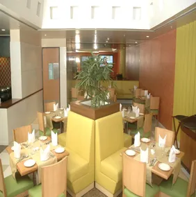 Hometel Chandigarh - Restaurant