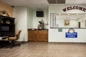 Days Inn & Suites by Wyndham Columbus NE - Lobby
