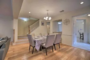 2,500 Sq Ft Townhome - Walk to Central River Oaks! - Intérieur