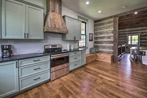 ‘Bross Brother's Cabin’ w/ Wraparound Porch! - Intérieur