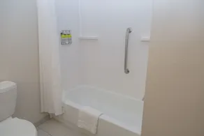 Holiday Inn Express Clayton Southeast Raleigh by IHG - Salle de bain