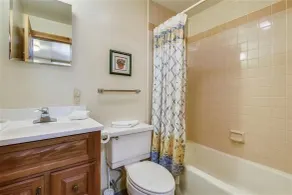 Das spektakuläre Sunburst Home bietet Platz für 25 Personen und verfügt über einen Innen- und einen Außenwhirlpool.  Perfekt für Familientreffen und Kurzurlaube. - Badezimmer