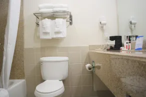 Baymont by Wyndham Galveston - Salle de bain