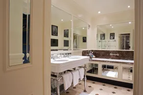 11 Cadogan Gardens and The Apartments - Bathroom