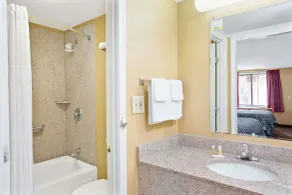 Days Inn by Wyndham Lawrenceville - Salle de bain