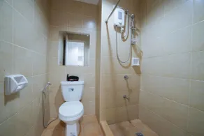 RedDoorz Plus @ Roxas Street Davao - Salle de bain