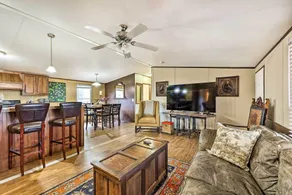 300-Acre Ozark Ranch w/ 2 Cabins & Trails - Interiør