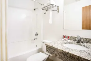 Super 8 by Wyndham Chester/Richmond Area - Salle de bain