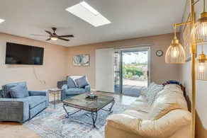 Quiet Townhome w/ Mountain Views in Green Valley - Innvendig