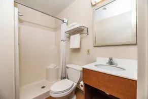 HomeTowne Studios by Red Roof Fresno - West - Salle de bain