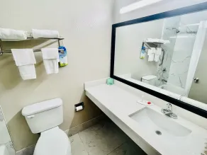 Days Inn by Wyndham Burleson Ft. Worth - Bathroom