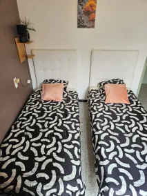 Chambre 2 lit simple avec balcon - Værelse