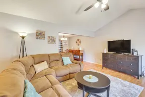 Pool, Deck & Grill: Spacious Apt in Naugatuck! - Intérieur