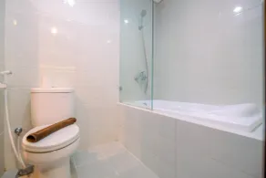 Cozy Living And Spacious Studio At 28Th Floor Kemang Village Apartment - Bathroom