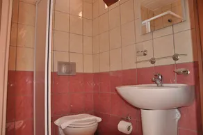MG Moms Hotel - Bathroom
