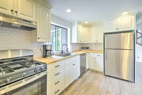 Stunning Hood Canal Getaway w/ Private Deck! - Innvendig