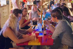 Bikini Hostel Cafe & Beer Garden - Ristorante