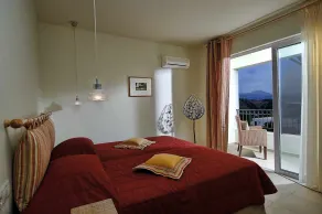 Spacious villa with private pool and sea view, just 150 meters from the sea - Room