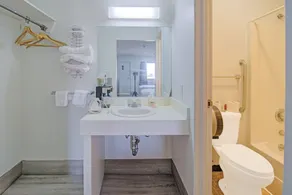  OYO Malden Airport Inn - Salle de bain