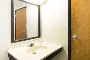 Super 8 by Wyndham Pittsburgh PA Airport-University Area - Salle de bain