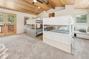 Boulder Bay Chalet Lakefront - Elegantly decorated with Hot Tub and Game Room! - Værelse