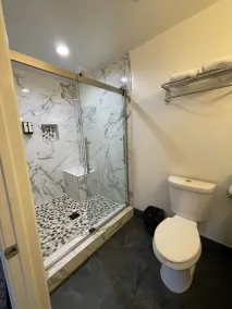 La Casa Inn - Bathroom