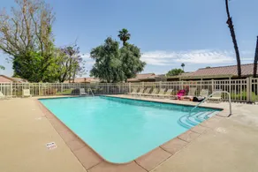 Community Pool & Hot Tub: Palm Desert Rental! - Interiör