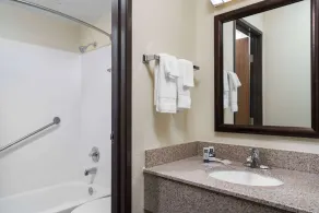 AmericInn by Wyndham Lake City - Badezimmer