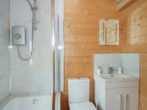 Tythe Lodge - Bathroom