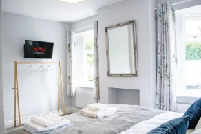 Central Stamford Townhouse With Parking - Room