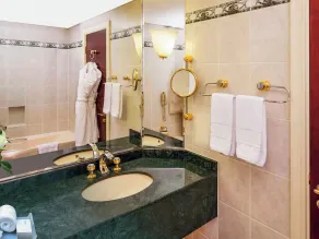 Mövenpick Grand Al Bustan - Bathroom