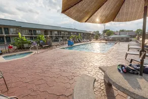 Mountain Breeze Motel - Piscine