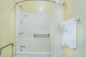 Super 8 by Wyndham Chipley - Salle de bain