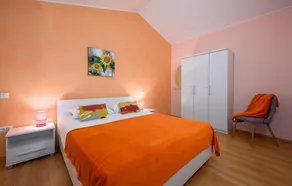 Three-Bedroom Holiday Home In Tinjan - Room