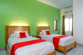 RedDoorz near Taman Makam Pahlawan Tatura - Zimmer