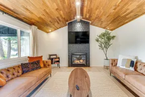 Modern Oregon Cottage w/ Hot Tub: Walk to Beach! - Intérieur