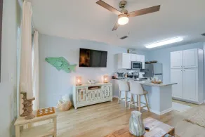 Gulf Coast 'cozy Condo' w/ Pool: Walk to Beach! - Intérieur