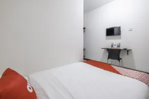 Super OYO 1568 Stasiun Ka Cirebon Guest House - Værelse