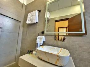 Luxe Stays - Bathroom