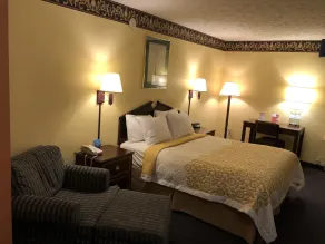 Days Inn & Suites by Wyndham Youngstown / Girard Ohio - Chambre