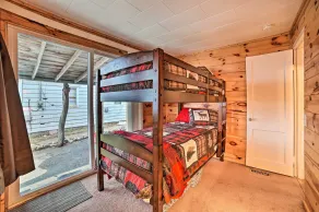 Cozy & Rustic Cottage With Houghton Lake Access! - Værelse