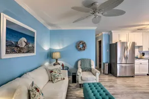 NOUVEAU! Breezy Beach Getaway Condo w / Deck + Grill! - Intérieur