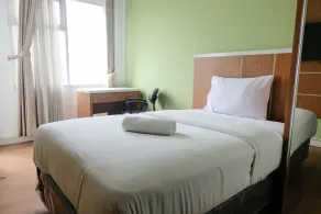 Best Deal Studio at Harvard Jatinangor Apartment By Travelio - Room