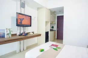 Studio Room Apartment At Grand Dhika City Near Jatimulya Lrt Station - Værelse