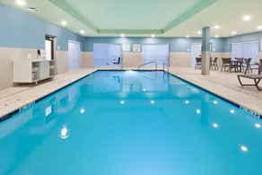 Holiday Inn Express & Suites - Milan - Sandusky Area by IHG - Piscine